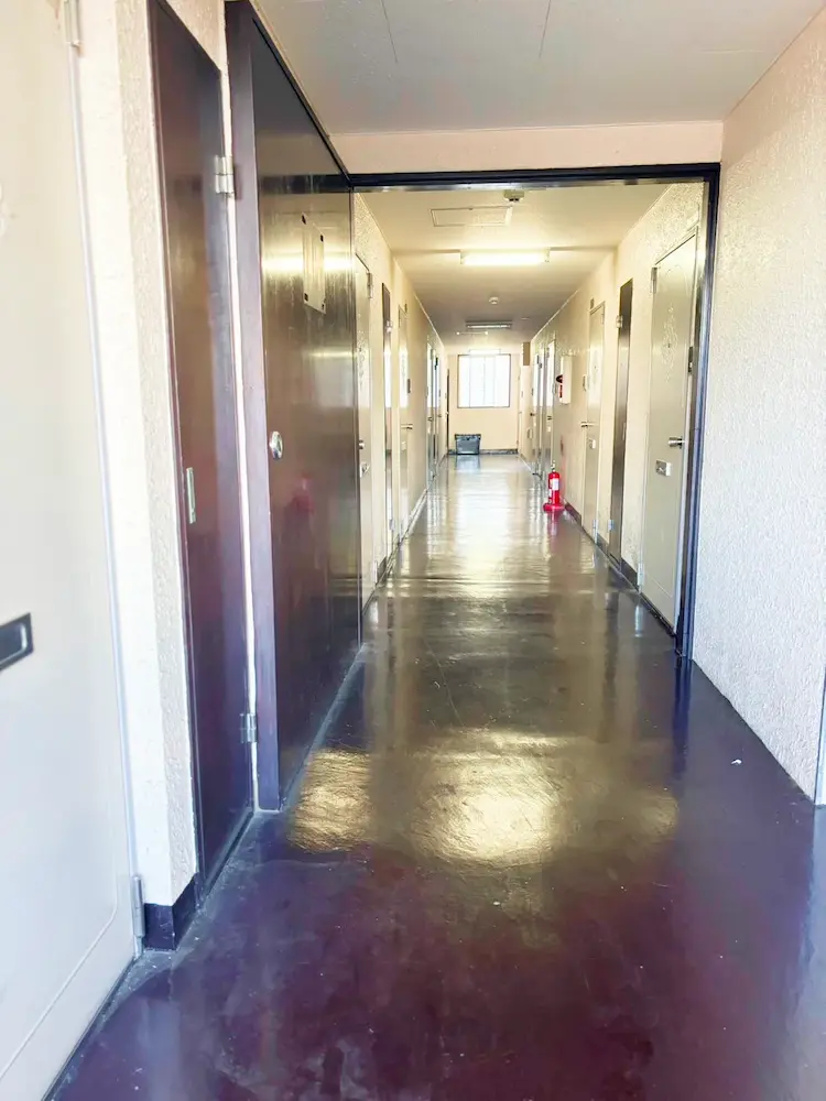 東大阪のだいこく介護館　部屋の机写真