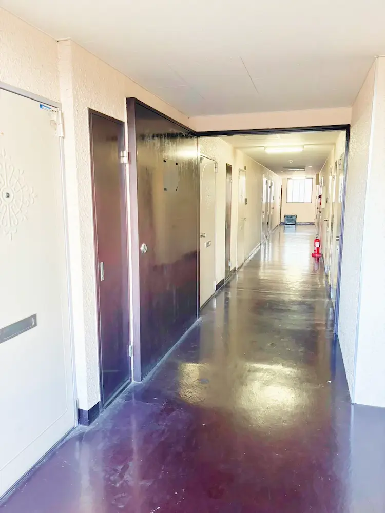 東大阪のだいこく介護館　部屋の机写真