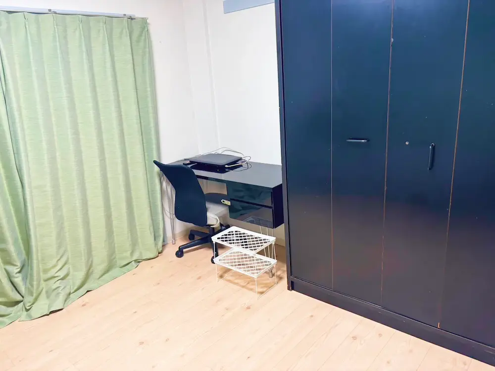 東大阪のだいこく介護館　部屋の机写真