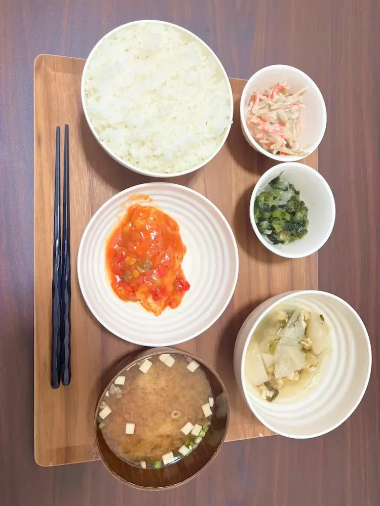 東大阪のだいこく介護館　部屋の机写真