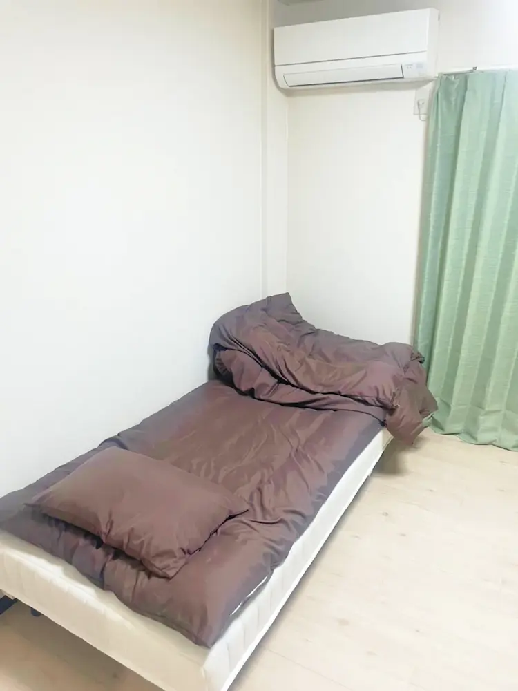 東大阪のだいこく介護館　部屋の机写真