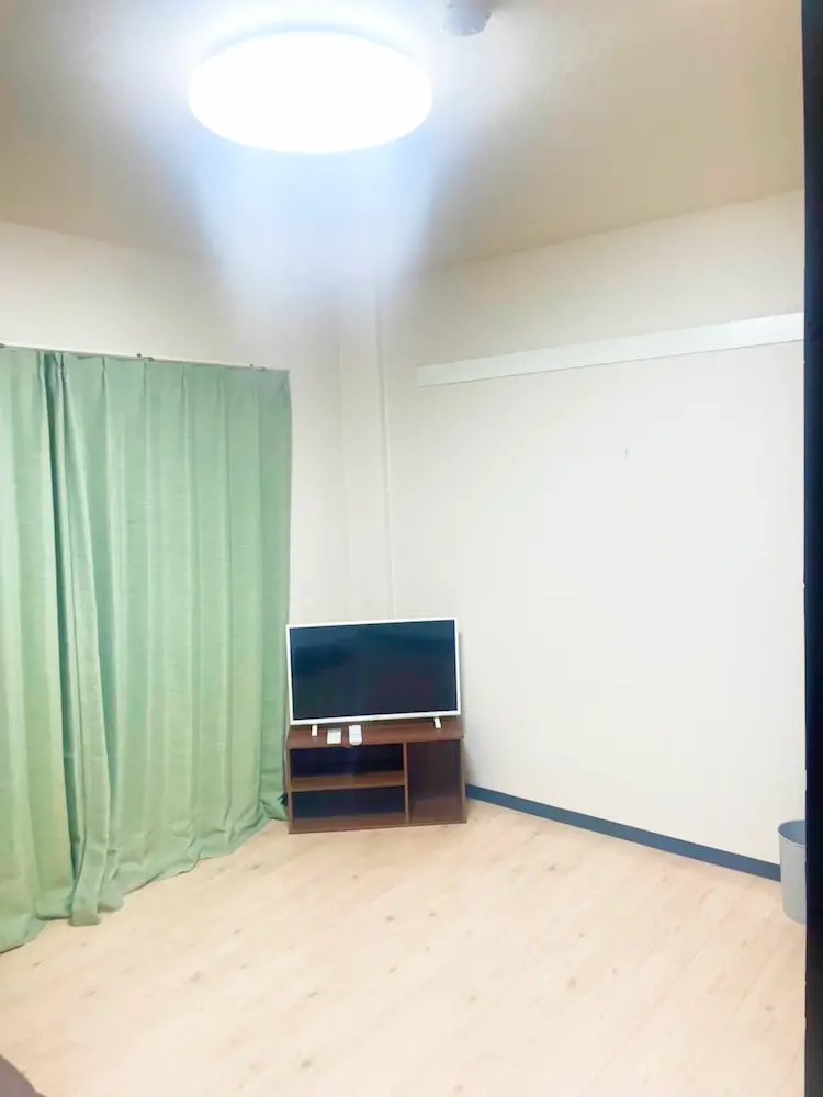 東大阪のだいこく介護館　部屋の机写真
