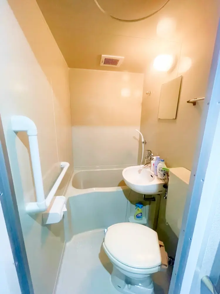 東大阪のだいこく介護館　部屋の机写真