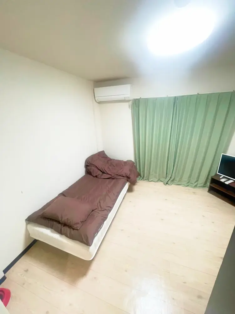 東大阪のだいこく介護館　部屋の机写真